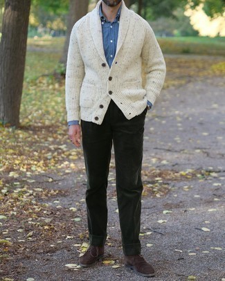 Weiße Strickjacke mit einem Schalkragen kombinieren – 63 Herren Outfits: Vereinigen Sie eine weiße Strickjacke mit einem Schalkragen mit einer dunkelgrünen Anzughose aus Cord für eine klassischen und verfeinerte Silhouette. Fühlen Sie sich ideenreich? Ergänzen Sie Ihr Outfit mit dunkelbraunen Chukka-Stiefeln aus Wildleder.