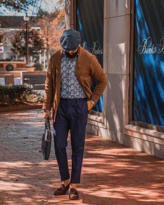 40 Jährige: Outfits Herren 2024: Tragen Sie eine braune Strickjacke mit einem Schalkragen und eine dunkelblaue Anzughose für eine klassischen und verfeinerte Silhouette.
