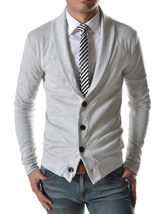 Graue Strickjacke kombinieren – 500+ Herren Outfits: Paaren Sie eine graue Strickjacke mit grauen engen Jeans für ein großartiges Wochenend-Outfit.