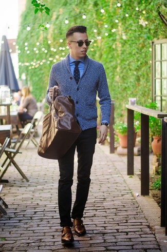Dunkelbraune Leder Reisetasche kombinieren – 265 Herren Outfits: Kombinieren Sie eine blaue Strickjacke mit einem Schalkragen mit einer dunkelbraunen Leder Reisetasche für einen entspannten Wochenend-Look. Fühlen Sie sich mutig? Vervollständigen Sie Ihr Outfit mit dunkelbraunen Doppelmonks aus Leder.