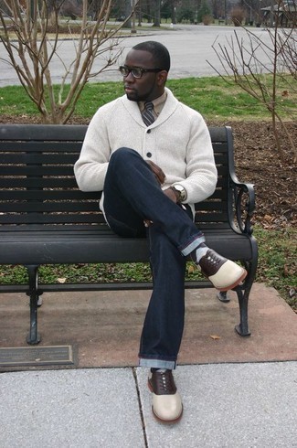 Braune Socken mit Argyle-Muster kombinieren – 13 Herren Outfits: Eine weiße Strickjacke mit einem Schalkragen und braune Socken mit Argyle-Muster sind eine perfekte Outfit-Formel für Ihre Sammlung. Ergänzen Sie Ihr Outfit mit weißen Leder Oxford Schuhen, um Ihr Modebewusstsein zu zeigen.