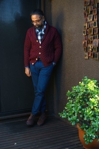 Rotbraune Wildlederfreizeitstiefel kombinieren – 500+ Herren Outfits: Paaren Sie eine dunkelrote Strickjacke mit einem Schalkragen mit einer blauen Chinohose für Ihren Bürojob. Eine rotbraune Wildlederfreizeitstiefel sind eine perfekte Wahl, um dieses Outfit zu vervollständigen.
