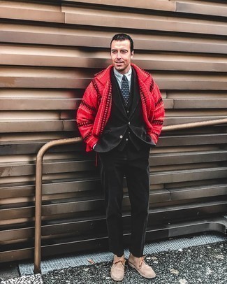 40 Jährige: Welche Businesshemden mit roter Strickjacke zu tragen – 3 Smart-Casual Herren Outfits warm Wetter: Vereinigen Sie eine rote Strickjacke mit einem Businesshemd für Ihren Bürojob. Fühlen Sie sich mutig? Ergänzen Sie Ihr Outfit mit beige Chukka-Stiefeln aus Wildleder.