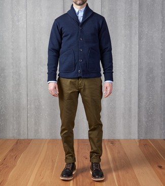 Dunkelblaue Strickjacke kombinieren – 500+ Herren Outfits: Erwägen Sie das Tragen von einer dunkelblauen Strickjacke und einer olivgrünen Chinohose für einen für die Arbeit geeigneten Look. Ergänzen Sie Ihr Look mit einer schwarzen Lederfreizeitstiefeln.