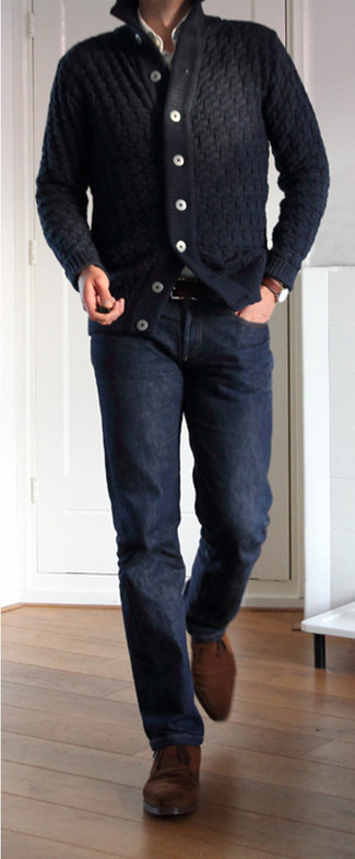 30 Jährige: Wie Strickjacke mit Chukka-Stiefel zu kombinieren – 68 Smart-Casual Herren Outfits: Entscheiden Sie sich für eine Strickjacke und dunkelblauen Jeans für ein bequemes Outfit, das außerdem gut zusammen passt. Chukka-Stiefel sind eine gute Wahl, um dieses Outfit zu vervollständigen.