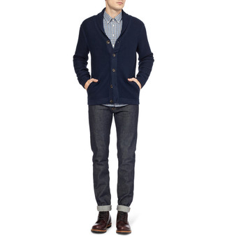 Welche Strickjacken mit einem Schalkragen mit grauer Jeans zu tragen – 46 Herren Outfits: Kombinieren Sie eine Strickjacke mit einem Schalkragen mit grauen Jeans für einen bequemen Alltags-Look. Eine braune Lederfreizeitstiefel sind eine perfekte Wahl, um dieses Outfit zu vervollständigen.