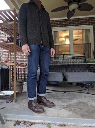 Dunkelbraune Strickjacke kombinieren – 118 Smart-Casual Herren Outfits warm Wetter: Kombinieren Sie eine dunkelbraune Strickjacke mit dunkelblauen Jeans für ein großartiges Wochenend-Outfit. Fühlen Sie sich ideenreich? Wählen Sie eine dunkelbraune Lederfreizeitstiefel.