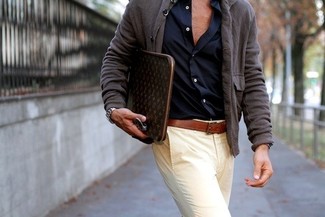 Braunen Ledergürtel kombinieren – 500+ Herbst Herren Outfits: Für ein bequemes Couch-Outfit, vereinigen Sie eine dunkelgraue Strickjacke mit einem Schalkragen mit einem braunen Ledergürtel. Ein stylischer Herbst-Look.