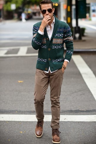 Dunkeltürkise Strickjacke kombinieren – 171 Herren Outfits: Entscheiden Sie sich für eine dunkeltürkise Strickjacke und eine beige Chinohose für ein großartiges Wochenend-Outfit. Eine braune Lederfreizeitstiefel sind eine kluge Wahl, um dieses Outfit zu vervollständigen.