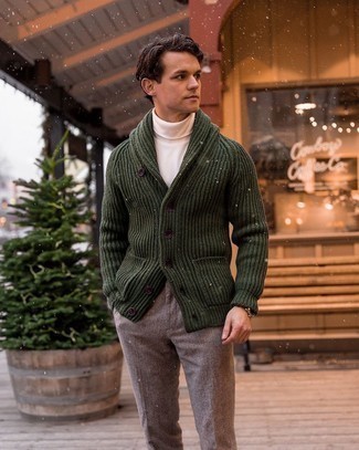 Braune Chinohose kombinieren – 500+ Smart-Casual Herren Outfits: Die modische Kombination aus einer dunkelgrünen Strickjacke mit einem Schalkragen und einer braunen Chinohose ist perfekt für einen Tag im Büro.