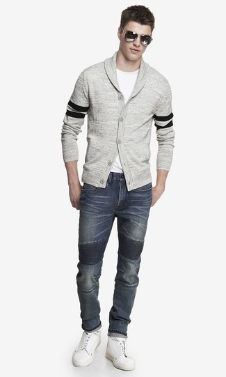 Graue Strickjacke kombinieren – 500+ Herren Outfits: Erwägen Sie das Tragen von einer grauen Strickjacke und dunkelblauen Jeans, um mühelos alles zu meistern, was auch immer der Tag bringen mag. Fühlen Sie sich ideenreich? Ergänzen Sie Ihr Outfit mit weißen Leder niedrigen Sneakers.