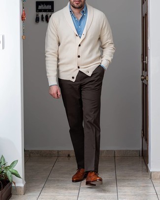 hellbeige Strickjacke mit einem Schalkragen, hellblaues Chambray Businesshemd, dunkelbraune Anzughose, rotbraune Leder Oxford Schuhe für Herren