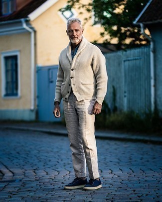 Welche Anzughosen mit beige Strickjacke zu tragen – 28 Smart-Casual Herren Outfits: Entscheiden Sie sich für einen klassischen Stil in einer beige Strickjacke und einer Anzughose. Fühlen Sie sich ideenreich? Wählen Sie dunkelblauen Segeltuch niedrige Sneakers.
