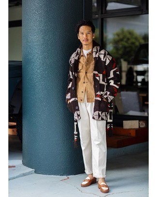 Dunkelbraune Strickjacke mit einem Schalkragen kombinieren – 110 Herren Outfits: Entscheiden Sie sich für einen klassischen Stil in einer dunkelbraunen Strickjacke mit einem Schalkragen und einer weißen Anzughose. Rotbraune Leder Slipper sind eine gute Wahl, um dieses Outfit zu vervollständigen.