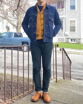 Dunkelgrüne Jeans kombinieren – 211 Herren Outfits: Tragen Sie eine senf Strickjacke mit einem Schalkragen und dunkelgrünen Jeans, um einen lockeren, aber dennoch stylischen Look zu erhalten. Vervollständigen Sie Ihr Outfit mit rotbraunen Leder Brogues, um Ihr Modebewusstsein zu zeigen.