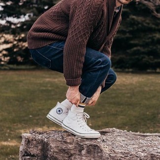 Weiße hohe Sneakers aus Segeltuch kombinieren – 500+ Herren Outfits: Entscheiden Sie sich für eine braune Strickjacke mit einem Schalkragen und dunkelblauen Jeans, um mühelos alles zu meistern, was auch immer der Tag bringen mag. Fühlen Sie sich ideenreich? Ergänzen Sie Ihr Outfit mit weißen hohen Sneakers aus Segeltuch.