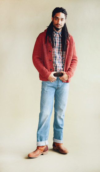 Rote Strickjacke kombinieren – 125 Herren Outfits warm Wetter: Kombinieren Sie eine rote Strickjacke mit hellblauen Jeans für einen bequemen Alltags-Look. Fühlen Sie sich ideenreich? Komplettieren Sie Ihr Outfit mit braunen Chelsea Boots aus Leder.