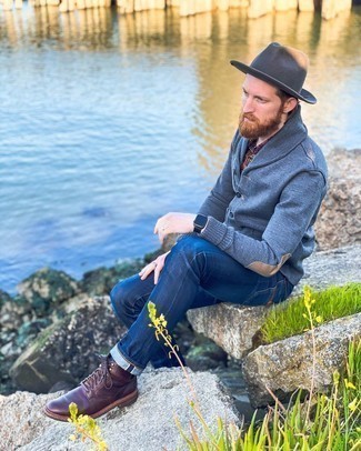 Hut kombinieren – 500+ Herren Outfits: Entscheiden Sie sich für Komfort in einer grauen Strickjacke mit einem Schalkragen und einem Hut. Komplettieren Sie Ihr Outfit mit einer dunkelbraunen Lederfreizeitstiefeln, um Ihr Modebewusstsein zu zeigen.