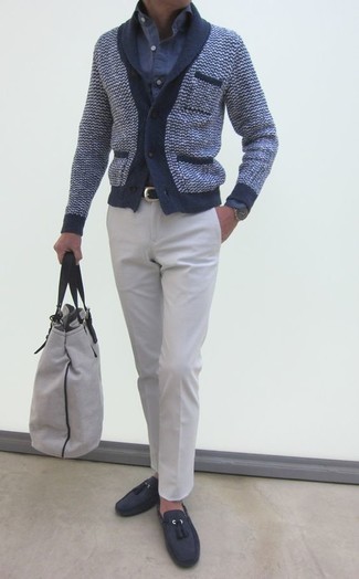 Dunkelblaue Strickjacke kombinieren – 500+ Herren Outfits: Kombinieren Sie eine dunkelblaue Strickjacke mit einer weißen Anzughose, um vor Klasse und Perfektion zu strotzen. Dunkelgraue Wildleder Slipper mit Quasten sind eine gute Wahl, um dieses Outfit zu vervollständigen.