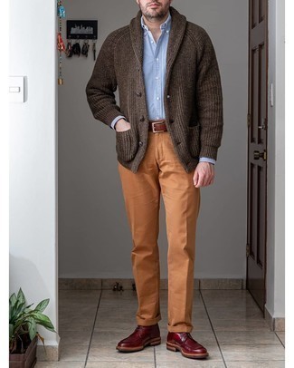 Braune Strickjacke kombinieren – 258 Herren Outfits: Kombinieren Sie eine braune Strickjacke mit einer rotbraunen Chinohose für Ihren Bürojob. Eine dunkelrote Lederfreizeitstiefel sind eine perfekte Wahl, um dieses Outfit zu vervollständigen.