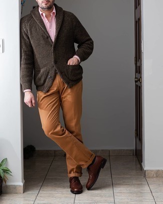 Braune Strickjacke kombinieren – 258 Herren Outfits: Vereinigen Sie eine braune Strickjacke mit einer rotbraunen Chinohose, um einen eleganten, aber nicht zu festlichen Look zu kreieren. Schalten Sie Ihren Kleidungsbestienmodus an und machen dunkelbraunen Leder Brogues zu Ihrer Schuhwerkwahl.