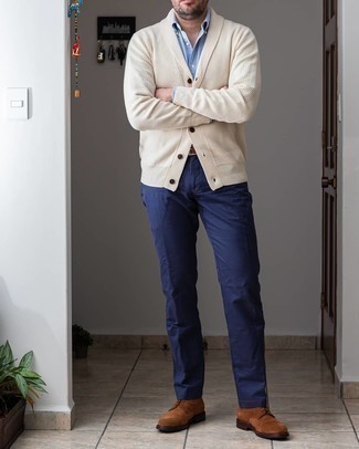 Beige Strickjacke kombinieren – 377 Herren Outfits: Kombinieren Sie eine beige Strickjacke mit einer dunkelblauen Chinohose, wenn Sie einen gepflegten und stylischen Look wollen. Vervollständigen Sie Ihr Outfit mit braunen Wildleder Derby Schuhen, um Ihr Modebewusstsein zu zeigen.