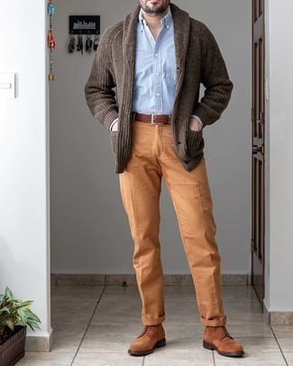 Dunkelbraune Strickjacke kombinieren – 118 Smart-Casual Herren Outfits warm Wetter: Kombinieren Sie eine dunkelbraune Strickjacke mit einer rotbraunen Chinohose für einen für die Arbeit geeigneten Look. Ergänzen Sie Ihr Look mit einer braunen Wildlederfreizeitstiefeln.