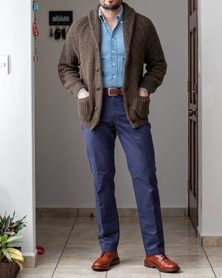 Dunkelbraune Strickjacke kombinieren – 118 Smart-Casual Herren Outfits warm Wetter: Kombinieren Sie eine dunkelbraune Strickjacke mit einer dunkelblauen Chinohose, wenn Sie einen gepflegten und stylischen Look wollen. Fühlen Sie sich ideenreich? Wählen Sie rotbraunen Leder Brogues.