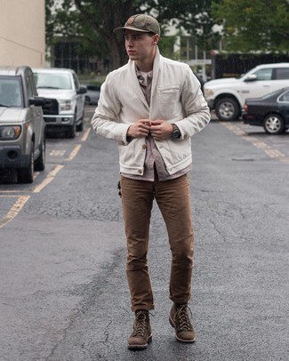 20 Jährige: Braune Chinohose kombinieren – 500+ Herren Outfits: Vereinigen Sie eine weiße Strickjacke mit einem Schalkragen mit einer braunen Chinohose, wenn Sie einen gepflegten und stylischen Look wollen. Eine dunkelbraune Wildlederfreizeitstiefel sind eine ideale Wahl, um dieses Outfit zu vervollständigen.