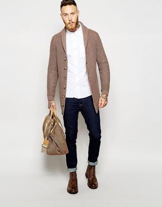 Braune Strickjacke kombinieren – 78 Frühling Herren Outfits: Vereinigen Sie eine braune Strickjacke mit dunkelblauen Jeans, um einen lockeren, aber dennoch stylischen Look zu erhalten. Entscheiden Sie sich für eine braune Lederfreizeitstiefel, um Ihr Modebewusstsein zu zeigen. Schon haben wir ein super Outfit im Frühling.