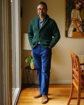 Dunkelgrüne Strickjacke mit einem Schalkragen kombinieren – 67 Herren Outfits: Paaren Sie eine dunkelgrüne Strickjacke mit einem Schalkragen mit blauen Jeans, um mühelos alles zu meistern, was auch immer der Tag bringen mag. Komplettieren Sie Ihr Outfit mit beige Wildleder Derby Schuhen, um Ihr Modebewusstsein zu zeigen.