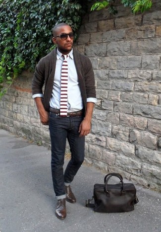 Welche Jeans mit grauer Strickjacke zu tragen – 131 Smart-Casual Herren Outfits: Kombinieren Sie eine graue Strickjacke mit Jeans für ein bequemes Outfit, das außerdem gut zusammen passt. Fühlen Sie sich ideenreich? Entscheiden Sie sich für braunen Leder Derby Schuhe.