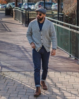Graue Strickjacke mit einem Schalkragen kombinieren – 251 Herren Outfits: Paaren Sie eine graue Strickjacke mit einem Schalkragen mit dunkelblauen Jeans, um mühelos alles zu meistern, was auch immer der Tag bringen mag. Eine braune Lederfreizeitstiefel sind eine großartige Wahl, um dieses Outfit zu vervollständigen.