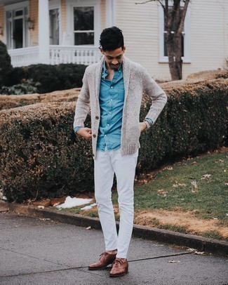 Wie Langarmhemd mit Oxford Schuhe zu kombinieren – 48 Frühling Herren Outfits: Kombinieren Sie ein Langarmhemd mit weißen Jeans, um einen lockeren, aber dennoch stylischen Look zu erhalten. Fühlen Sie sich ideenreich? Komplettieren Sie Ihr Outfit mit Oxford Schuhen. Dieses Outfit eignet sich perfekt für den Frühling.