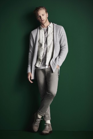 Graue Strickjacke kombinieren – 500+ Herren Outfits: Kombinieren Sie eine graue Strickjacke mit grauen Jeans für einen bequemen Alltags-Look. Fühlen Sie sich ideenreich? Komplettieren Sie Ihr Outfit mit einer grauen Wildlederfreizeitstiefeln.