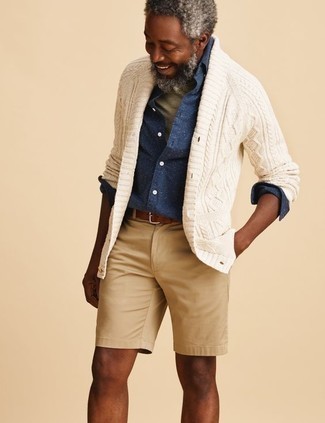 Strickjacke kombinieren – 72 Sommer Herren Outfits: Erwägen Sie das Tragen von einer Strickjacke und beige Shorts für ein bequemes Outfit, das außerdem gut zusammen passt. Schon ergibt sich ein stylischer Sommer-Look.