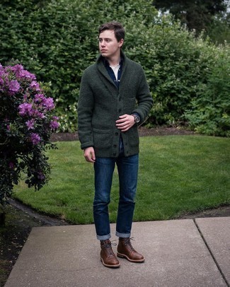 Dunkelgrüne Strickjacke kombinieren – 98 Smart-Casual Herren Outfits: Kombinieren Sie eine dunkelgrüne Strickjacke mit dunkelblauen Jeans für ein Alltagsoutfit, das Charakter und Persönlichkeit ausstrahlt. Fühlen Sie sich ideenreich? Ergänzen Sie Ihr Outfit mit einer dunkelbraunen Lederfreizeitstiefeln.