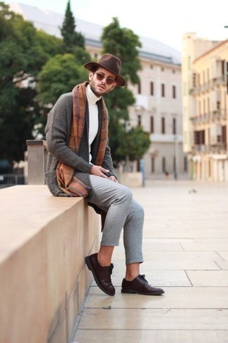 Dunkelbraunen Hut kombinieren – 214 Smart-Casual Herren Outfits: Kombinieren Sie eine graue Strickjacke mit einem Schalkragen mit einem dunkelbraunen Hut für einen entspannten Wochenend-Look. Ergänzen Sie Ihr Outfit mit dunkelbraunen Leder Derby Schuhen, um Ihr Modebewusstsein zu zeigen.