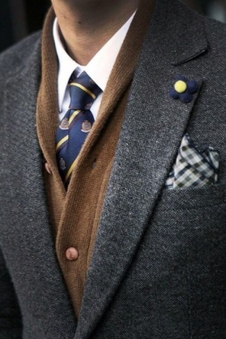Weißes und schwarzes Einstecktuch mit Vichy-Muster kombinieren – 26 Herren Outfits: Kombinieren Sie eine braune Strickjacke mit einem Schalkragen mit einem weißen und schwarzen Einstecktuch mit Vichy-Muster für einen entspannten Wochenend-Look.