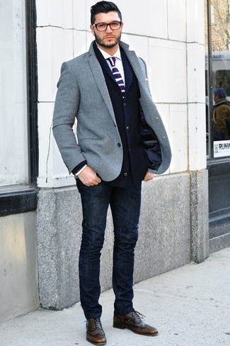 Blaue Strick Krawatte kombinieren – 248 Herren Outfits: Vereinigen Sie eine dunkelblaue Strickjacke mit einem Schalkragen mit einer blauen Strick Krawatte für einen stilvollen, eleganten Look. Dunkelbraune Leder Brogues sind eine ideale Wahl, um dieses Outfit zu vervollständigen.