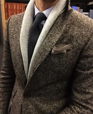 Braunes Sakko kombinieren – 500+ Smart-Casual Herren Outfits warm Wetter: Erwägen Sie das Tragen von einem braunen Sakko und einer hellbeige Strickjacke mit einem Schalkragen für Drinks nach der Arbeit.