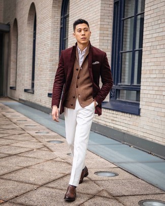 Braune Strickjacke kombinieren – 258 Herren Outfits: Kombinieren Sie eine braune Strickjacke mit einer weißen Anzughose für einen stilvollen, eleganten Look. Ergänzen Sie Ihr Look mit braunen Leder Brogues.