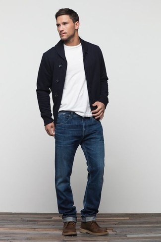 schwarze Strickjacke mit einem Schalkragen, weißes T-Shirt mit einem Rundhalsausschnitt, blaue Jeans, dunkelbraune Chukka-Stiefel aus Leder für Herren