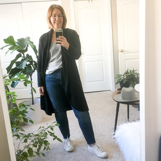 40 Jährige: Outfits Damen 2024: Eine schwarze Strickjacke mit einem Schalkragen und dunkelblaue Boyfriend Jeans sind sehr gut geeignet, um einen modernen Freizeit-Look zu erhalten. Dieses Outfit passt hervorragend zusammen mit weißen segeltuch niedrigen sneakers.