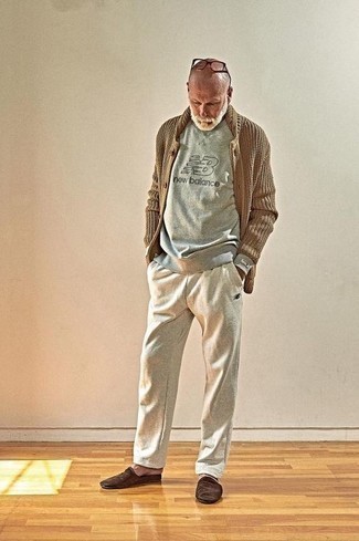 Dunkelbraune Wildleder Slipper kombinieren – 500+ Herren Outfits: Kombinieren Sie eine braune Strickjacke mit einem Schalkragen mit einer grauen Jogginghose für ein großartiges Wochenend-Outfit. Wählen Sie dunkelbraunen Wildleder Slipper, um Ihr Modebewusstsein zu zeigen.