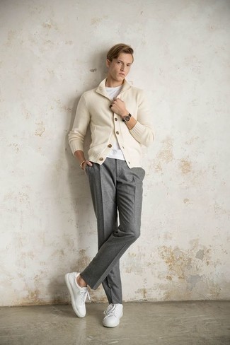 Beige Strickjacke kombinieren – 377 Herren Outfits: Geben Sie den bestmöglichen Look ab in einer beige Strickjacke und einer grauen Anzughose. Suchen Sie nach leichtem Schuhwerk? Wählen Sie weißen Leder niedrige Sneakers für den Tag.