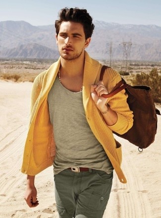 Rotbraune Shopper Tasche aus Segeltuch kombinieren – 177 Herren Outfits: Kombinieren Sie eine gelbe Strickjacke mit einem Schalkragen mit einer rotbraunen Shopper Tasche aus Segeltuch für einen entspannten Wochenend-Look.