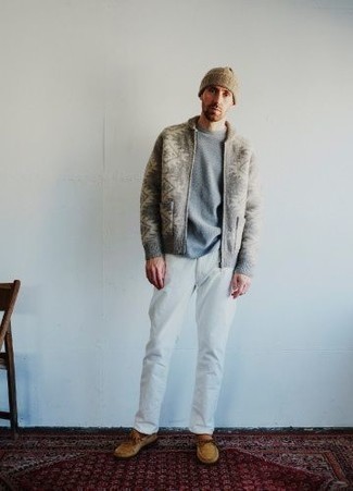 Herren Outfits 2022: Kombinieren Sie eine graue Strickjacke mit einem Schalkragen mit Norwegermuster mit einer weißen Chinohose für einen bequemen Alltags-Look. Heben Sie dieses Ensemble mit beige Wildleder Slippern hervor.