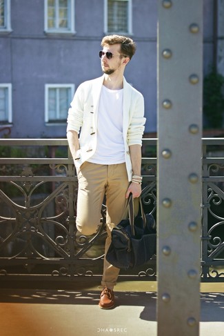 Weiße Strickjacke kombinieren – 110 Herren Outfits: Paaren Sie eine weiße Strickjacke mit einer beige Chinohose, um einen eleganten, aber nicht zu festlichen Look zu kreieren. Braune Leder Bootsschuhe sind eine kluge Wahl, um dieses Outfit zu vervollständigen.