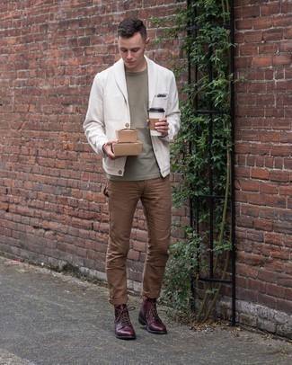 Dunkelrote Lederstiefel kombinieren – 445 Herren Outfits: Kombinieren Sie eine weiße Strickjacke mit einem Schalkragen mit einer braunen Chinohose, um einen modischen Freizeitlook zu kreieren. Ergänzen Sie Ihr Look mit dunkelroten Lederstiefeln.